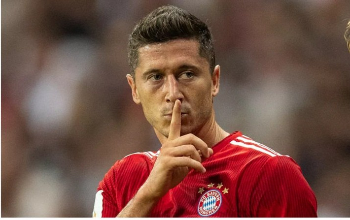 Theo nguồn tin từ Kicker, Lewandowski đang chờ được gia hạn hợp đồng mới để thay thế cho giao kèo cũ sẽ đáo hạn vào năm 2021.Tất nhiên, với tầm quan trọng của số 9, chẳng có lý do gì khiến đại kình địch Dortmund chần chừ và cả 2 đều đang có động thái thực hiện điều này.