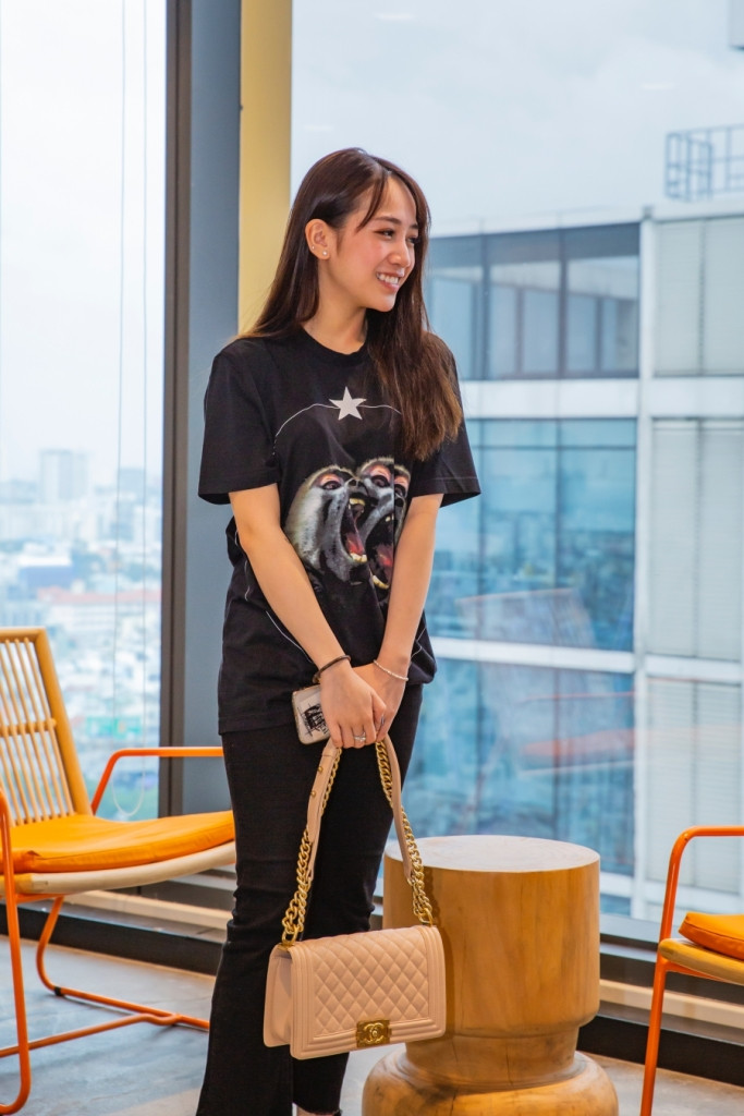 So với hình ảnh bình thường lên đồ đầy ấn tượng thì lần này, khoảnh khắc Joyce Phạm dù có hơi xuề xoà khiến nhiều người đổ vỡ.
