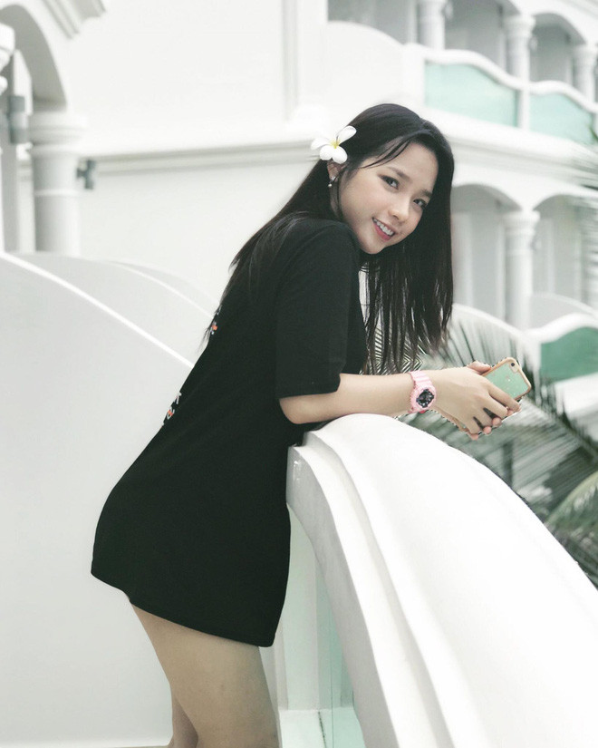 Trúc Thanh (sinh năm 2002, ở Vũng Tàu), trước khi khoe ảnh dậy thì thành công, cô bạn này từng là một cô bé gầy gò, đen nhẻm cách đây 10 năm.