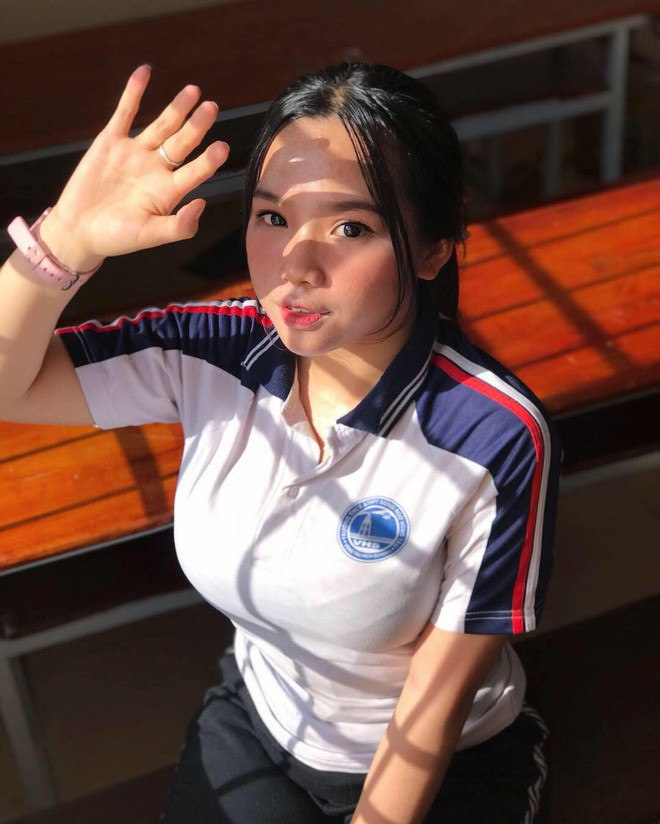 Thanh Trúc chia sẻ: "Người ta nói gì mình cũng mặc kệ. Mình không buồn, chẳng có gì phải buồn hết. Ngược lại, mình còn thấy vui vì mình đẹp nên người ta mới ganh tỵ và nói ra những lời như vậy".