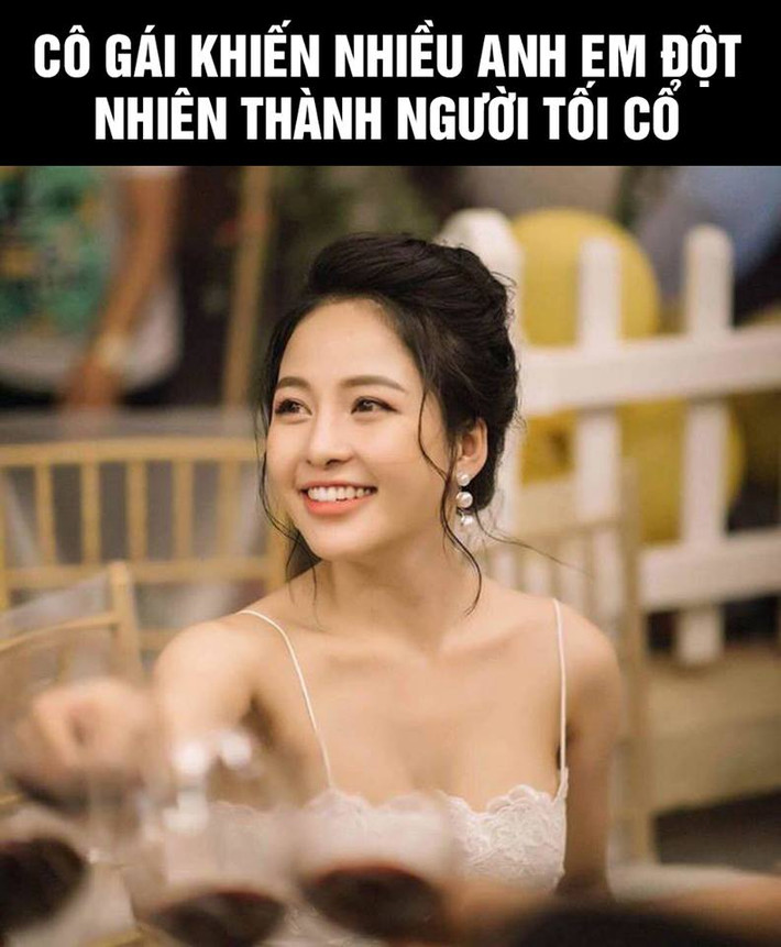 Chiều ngày 12/4 trên MXH, đoạn clip ghi lại cảnh ân ái giữa đôi nam nữ được cho là tình cũ của Pewpew tràn ngập MXH và ngay sau đó trở thành sự kiện hot nhất ngày hôm đó.