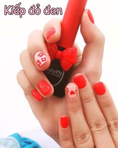 Nickname Tuyết Nguyễn có bình luận khá hài hước: "Nhìn vào những bộ nail sang chảnh này, chắc bố mẹ chồng và chồng cũng thương tình tha cho mình khoản rửa bát ngày Tết. Nếu có bị bắt vào mình cũng sẽ lấy lý do động chạm đến kinh tế để cho chồng mình phải xót xa".