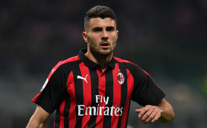 AC Milan đã đặt giá khởi điểm 60 triệu euro cho đội bóng nào muốn chiêu mộ thủ quân Alessio Romagnoli của họ, theo La Gazzetta dello Sport. Man Utd, Chelsea và Juventus là 3 đại gia theo sát trung vệ người Italia nhất. Nếu nửa đỏ-đen thành Milano không thể giành vé dự Champions League mùa tới, khả năng họ phải bán người là rất cao.