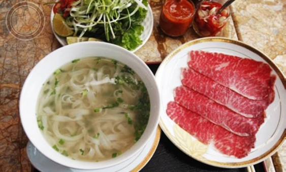Tại đây, phở được bán với 2 mức giá là phở bò Kobe Gyu S giá 850.000 đồng/tô; phở bò Kobe "M" giá 650.000 đồng/ bát.