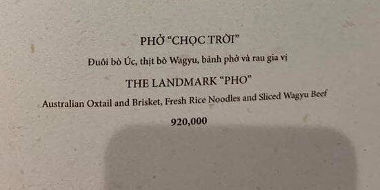 Vừa qua, tờ thực đơn của nhà của nhà hàng ở vị trí cao nhất Việt Nam trên tòa Landmark 81 được cư dân mạng truyền tay nhau với tốc độ chóng mặt. Nhìn vào tờ thực đơn này, choáng váng là cảm giác chung của nhiều người khi nhìn thấy bát phở có giá 920.000 đồng.