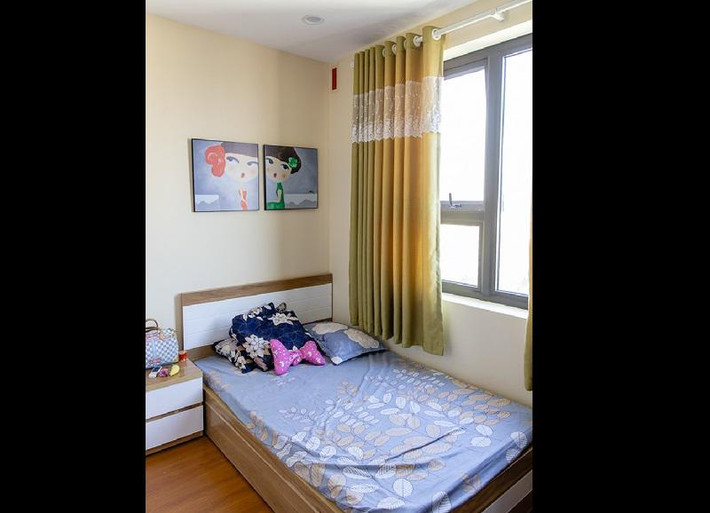 Phòng ngủ của nữ diễn viên được trang trí bằng một bức tranh dán tường cỡ lớn. Chị kết hợp màu trắng, xanh lam và nâu gỗ để tạo nên sự hài hòa, ấm cúng cho không gian riêng.