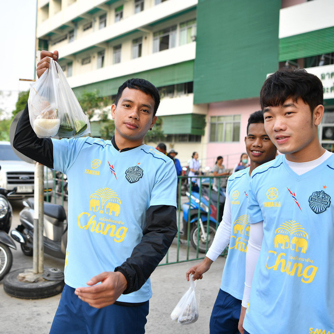Lương Xuân Trường vừa có chuyến đi chơi cùng cả đội Buriram United vào sáng nay (11/2). Đội bóng của Thái Lan gọi đây là ngày để các cầu thủ được làm việc nhóm, tham quan, tìm hiểu ẩm thực và di tích lịch sử ở Buriram.