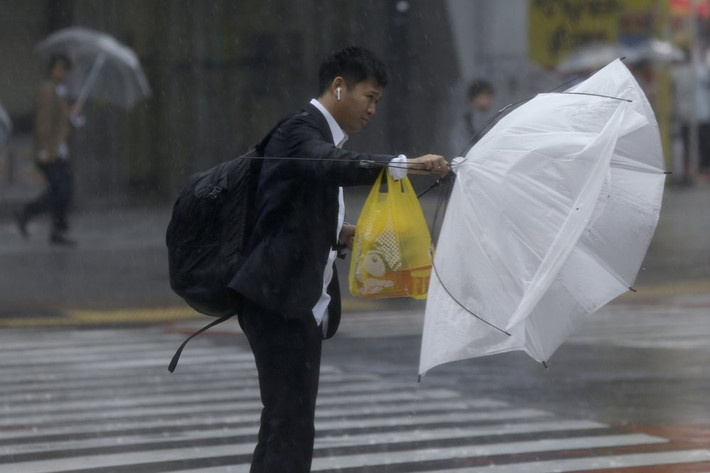 Tại quận Shizuoka, một trong hai người đàn ông bị mất tích ở sông Nishikawa đã được giải cứu, theo quan chức thành phố. Lính cứu hỏa cho biết khi bị cuốn đi, hai người đàn ông đang làm việc tại con kênh trên sông để cố gắng kiểm soát lũ tràn.