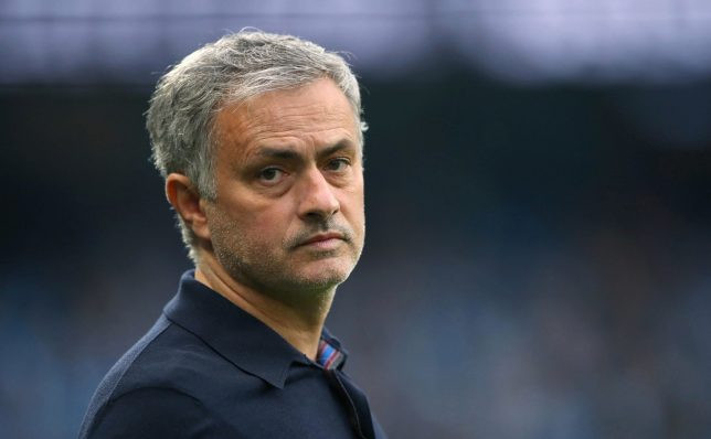 Chuyển nhượng cầu thủ từ El Chireduito, Mourinho đã ra yêu sách với Real Madrid đó là phải mang về David de Gea, Virgil van Dijk - người được kêu gọi mua với mức phí 231 triệu bảng, cùng Harry Kane và Christian Eriksen.