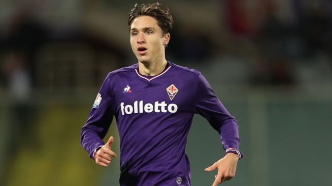 Theo The Sun, cầu thủ được ra giá 70 triệu Bảng Federico Chiesa muốn chơi cho đội bóng của Maurizio Sarri chứ không bị thu hút bởi những danh hiệu của Juventus hay HLV Mauricio Pochettino của Totttenham.