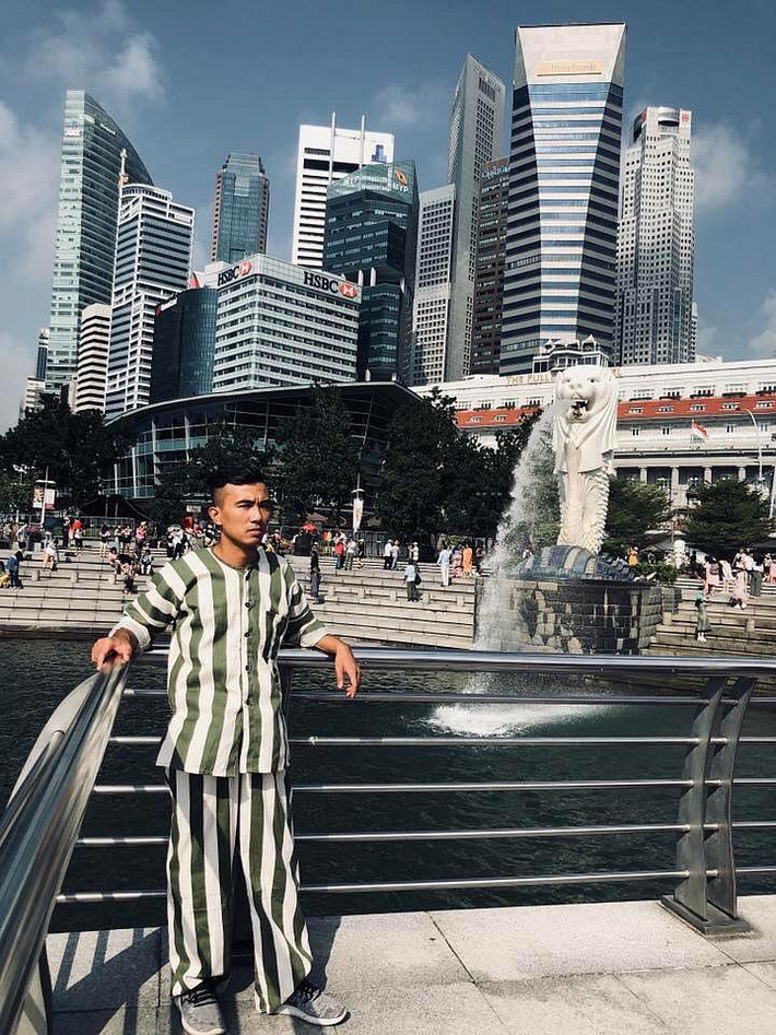 Cụ thể, trên MXH mới đây CĐM đã chia sẻ những hình ảnh về người đàn ông mặc áo tù ra đường và bị cảnh sát giao thông buộc dừng xe để kiểm tra hành chính và tình nghi rằng đây là 2 nhân vật trốn trại.