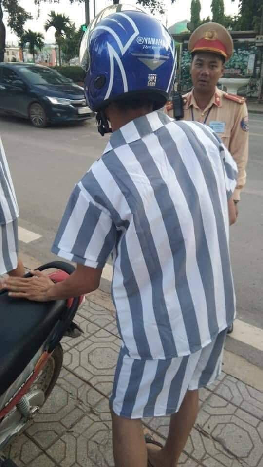 Mới đây trên MXH, hình ảnh người đàn ông mặc áo tù nhân ra đường và bị công an bắt lại với lý do cho rằng trốn trại giam khiến nhiều người chú ý.
