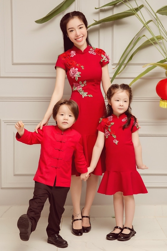 Sau khi sinh bé Cadie Mộc Trà & Alfie Túc Mạch, Elly Trần vẫn sở hữu lượng fan khủng nhờ thân hình nuột nà với những bộ cánh cực đẹp.