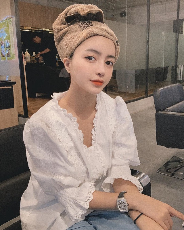 Hot girl Trang Anna tên thật là Đặng Thị Thúy Trang, cô nàng là hot girl nổi lên sau khi lọt top 10 một cuộc thi tìm ngôi sao mới vào năm 2014. Dù sau đó không tham gia vào showbiz và chuyển sang kinh doanh nhưng cô nàng này vẫn được nhiều người nhắc đến với những tin đồn phẫu thuật thẩm mỹ và câu chuyện tình cảm...