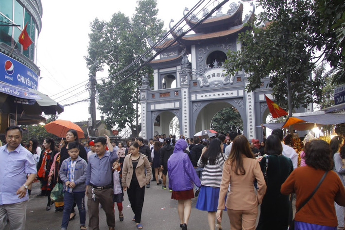 Sáng ngày 11/2 (tức ngày mùng 7 Tết), hàng vạn người từ khắp nơi đã đổ đến Phủ Tây Hồ để làm lễ đầu năm khiến toàn bộ di tích rơi vào cảnh đông đúc đến nghẹt thở.