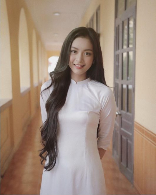 Chắc hẳn nhiều người vẫn còn nhớ hình ảnh một nữ sinh Hải Phòng xinh đẹp trong tà áo dài trắng từng chiếm sóng MXH vào hồi năm 2017 tên Tố Anh. Cũng chí bởi nhan sắc của mình, cô gái này được dân mạng đặt biệt danh " nàng thơ áo dài" ngày đó.