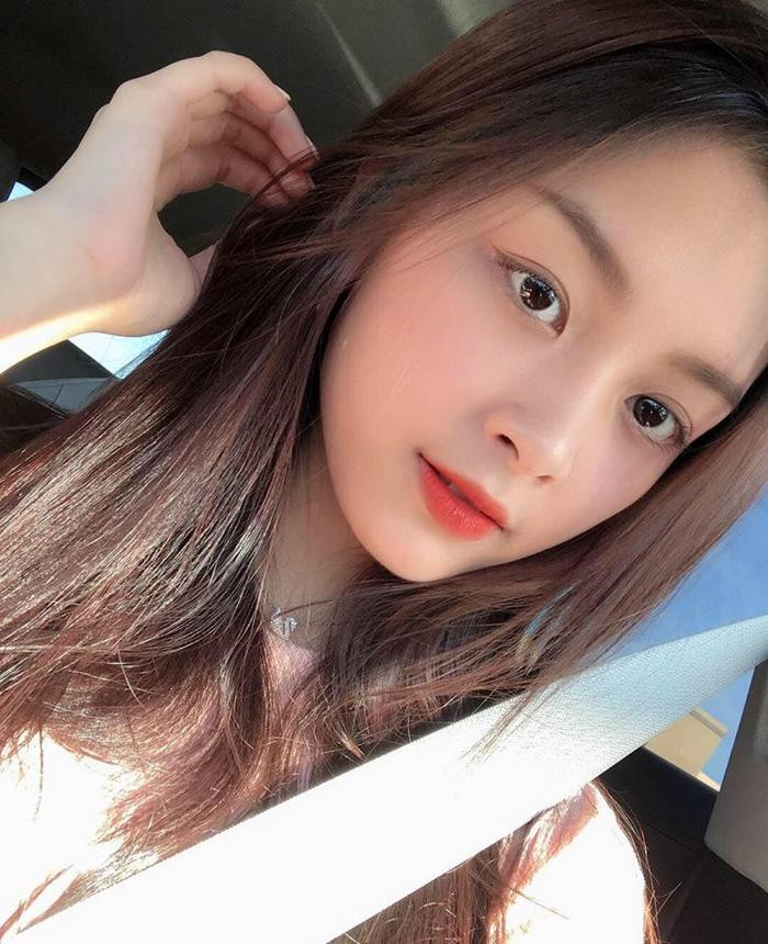 Mỗi bức ảnh mà hot girl áo dài đăng tải vẫn luôn nhận về hàng nghìn lượt thích và hàng trăm lượt bình luận của cư dân mạng.