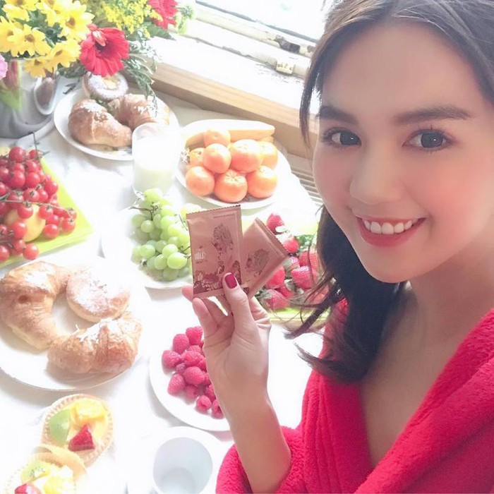 Tận hưởng không gian lí tưởng của căn phòng tuyệt mỹ này nên Ngọc Trinh đã không quên ghi lại những khoảnh khắc ấn tượng tại nơi đây.
