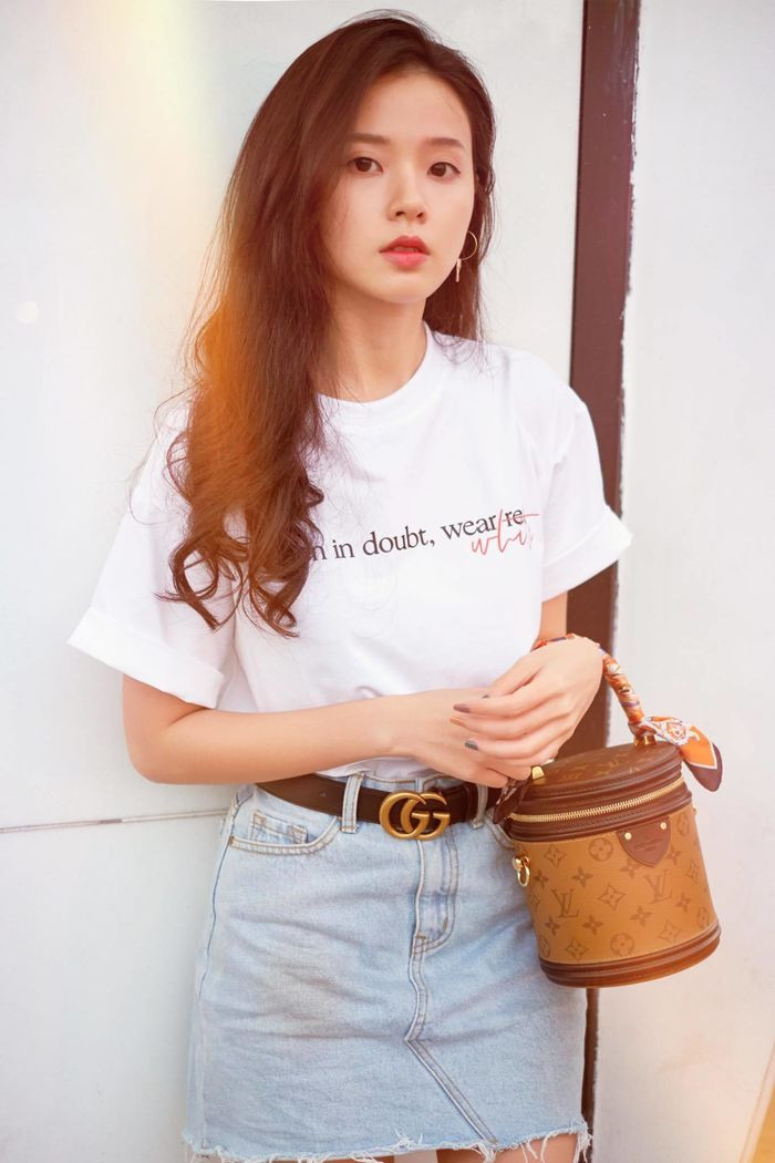 Midu tên thật Đặng Thị Mỹ Dung, sinh năm 1989. Cô là một trong những hot girl đời đầu. Sau khi trở thành quán quân cuộc thi Hot V-teen 2007, Midu lấn sân sang lĩnh vực nghệ thuật với vai trò diễn viên. Các bộ phim mà cô tham gia như Thiên mệnh anh hùng, Bí ẩn song sinh...