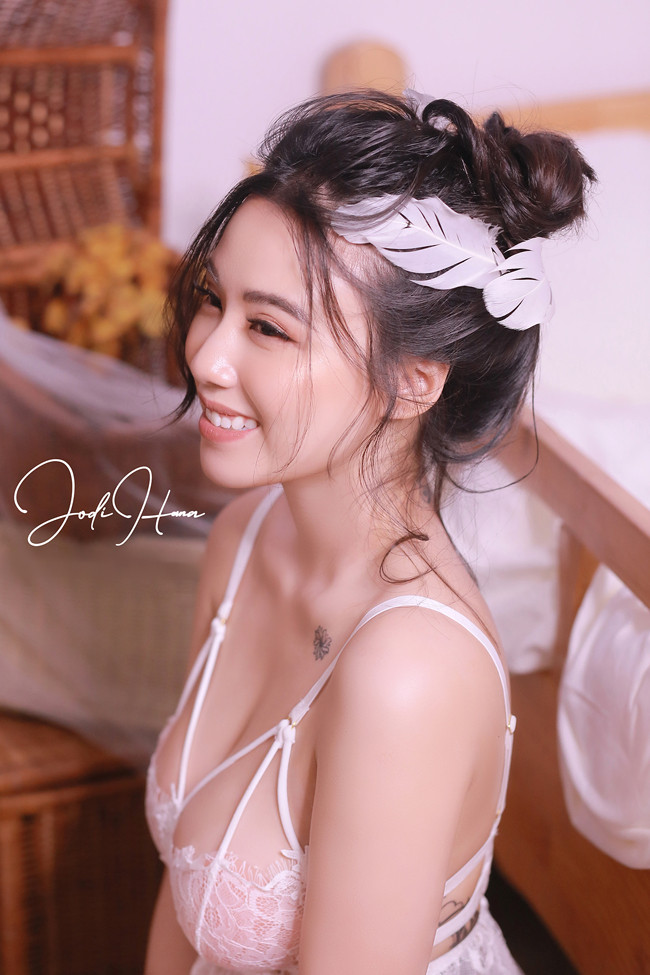 Thời gian gần đây, Linh Miu thận trọng hơn trong việc xây dựng hình ảnh bản thân. Cô chia sẻ với chúng tôi, phong cách mà cô hướng tới là ĐẸP chứ không nhất thiết là phải sexy