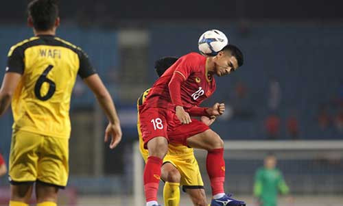 Tối ngày 22/3, U23 Việt Nam đã bước vào hành trình VL U23 châu Á của mình với đối thủ U23 Brunei. Một lần nữa, HLV Park Hang-seo đã khiến NHM bất ngờ khi cất gần hết các gương mặt quen thuộc như Quang Hải, Đình Trọng hay Tiến Dụng trên băng ghế dự bị và thay vào đó là dàn cầu thủ U22 Việt Nam.