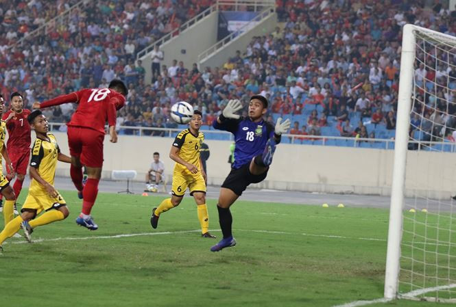 Lượng được sức mình, U23 Brunei đá co cụm nhằm gây khó khăn cho các chân sút đội tuyển U23 Việt Nam. Tuy nhiên, họ chỉ giữ sạch lưới khi đồng hồ của trận đấu chỉ sang phút thứ 10'.