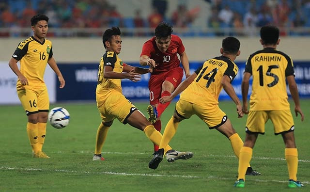 Vô vàn những cơ hội đã được các chân sút U23 Việt Nam tung ra về phía khung thành của U23 Brunei. Với thể hình vượt trội, các cầu thủ Việt Nam rất chịu khó đưa bóng xuống đáy biên và thực hiện nhưng pha căng ngang ở tầm trung nhằm đánh vào sự lóng ngóng của đối thủ.