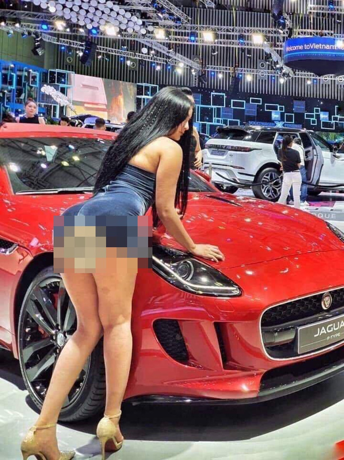 Trên trang cá nhân Ngọc Phụng, cô nàng còn đăng nhiều bức ảnh khiến những người tò mò vào xem không tin vào mắt mình khi cô lại hở bạo tới vậy.