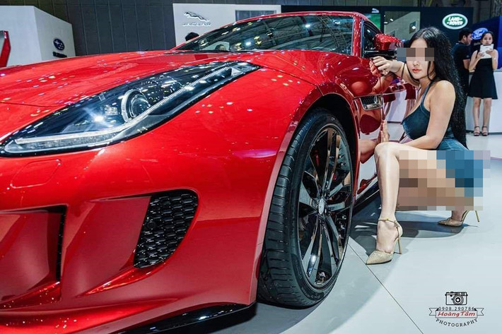 Trong sự kiện của ngành ô tô tại TP HCM, Ngọc Phụng không chỉ tại dáng bên xe ô tô Vinfast mà cô nàng còn "vật vã" bên nhiều hãng xe khác.