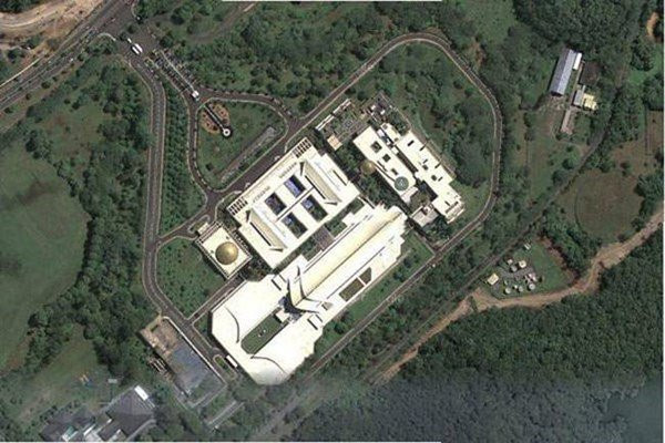 Cung điện Istana Nurul Iman là nơi ở của Quốc vương Brunei Hassanal Bolkiah. Đây là cung điện lớn nhất thế giới, đồ sộ hơn nhiều lần so với cung điện Versailles và Cung điện Buckingham.