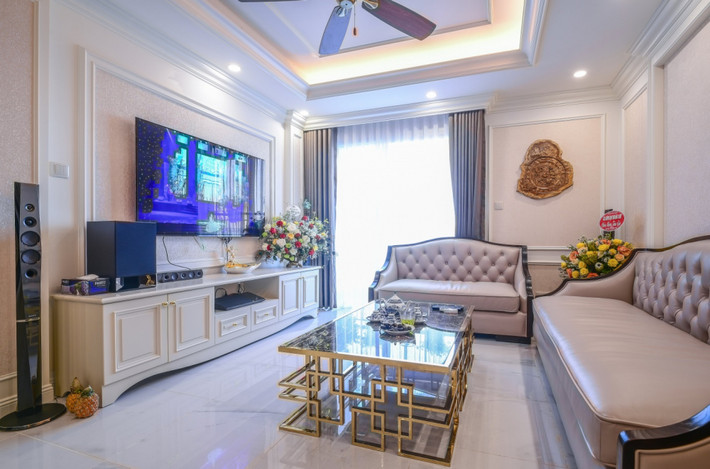 Để tạo nên một căn hộ mang phong cách tân cổ, gia chủ đã dùng điểm nhấn là những bức tường, các đường phào, chỉ, những đường cong trên các món đồ nội thất.