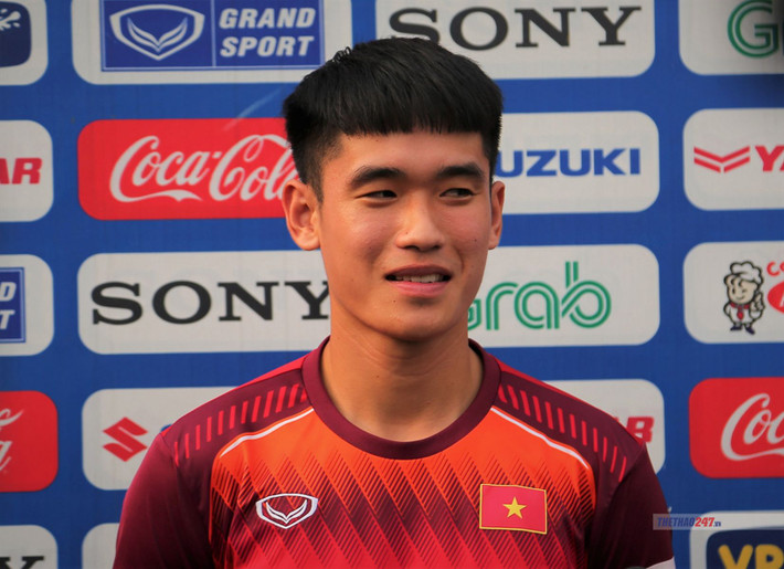 Tấn Sinh là một trong số 5 cầu thủ ghi bàn cho U23 Việt Nam trong chiến thắng với tỷ số 6-1 của U23 Việt Nam trước U23 Đài Loan (Trung Quốc). Dù ít nổi tiếng hơn đàn anh Đình Trọng nhưng Tấn Sinh vẫn được nhận được sự chú ý của fan nữ nhờ vẻ điển trai.
