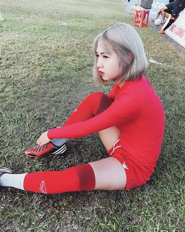 Còn nickname M.D chia sẻ: " Tôi mà có cô người yêu như này chắc mãn nguyện cả đời luôn. Đã xinh lại còn đá bóng hay".