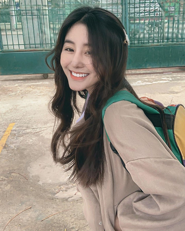 Võ Ngọc Trân là nữ sinh hot nhất Sài Gòn. Cô nàng từng nhiều lần lên báo chí nước ngoài từ Hàn đến Trung nhờ sở hữu gương mặt xinh xắn và body nóng bỏng. Giống như những bạn cùng trang lứa khác, cô bạn sinh năm 2001 vừa trải qua kì thi THPT QG 2019 đầy cam go và nhiều người ngóng chờ điểm thi của hot girl 10X này.