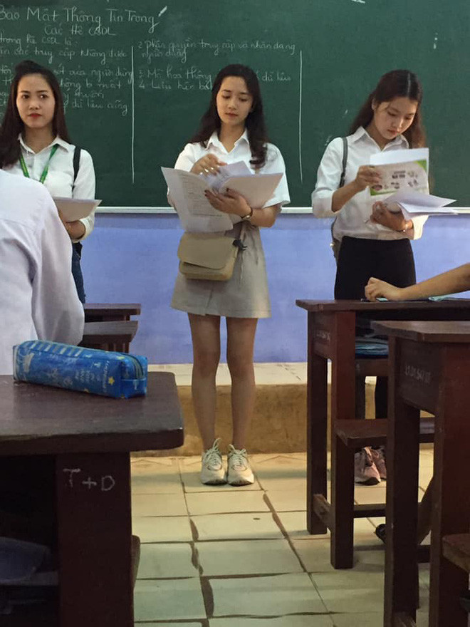Mới đây, trong buổi hướng nghiệp tại một trường cấp 3, một nữ sinh trong đoàn tư vấn cũng đã lọt vào tầm ngắm của hội thích ngắm gái xinh theo cách như thế.