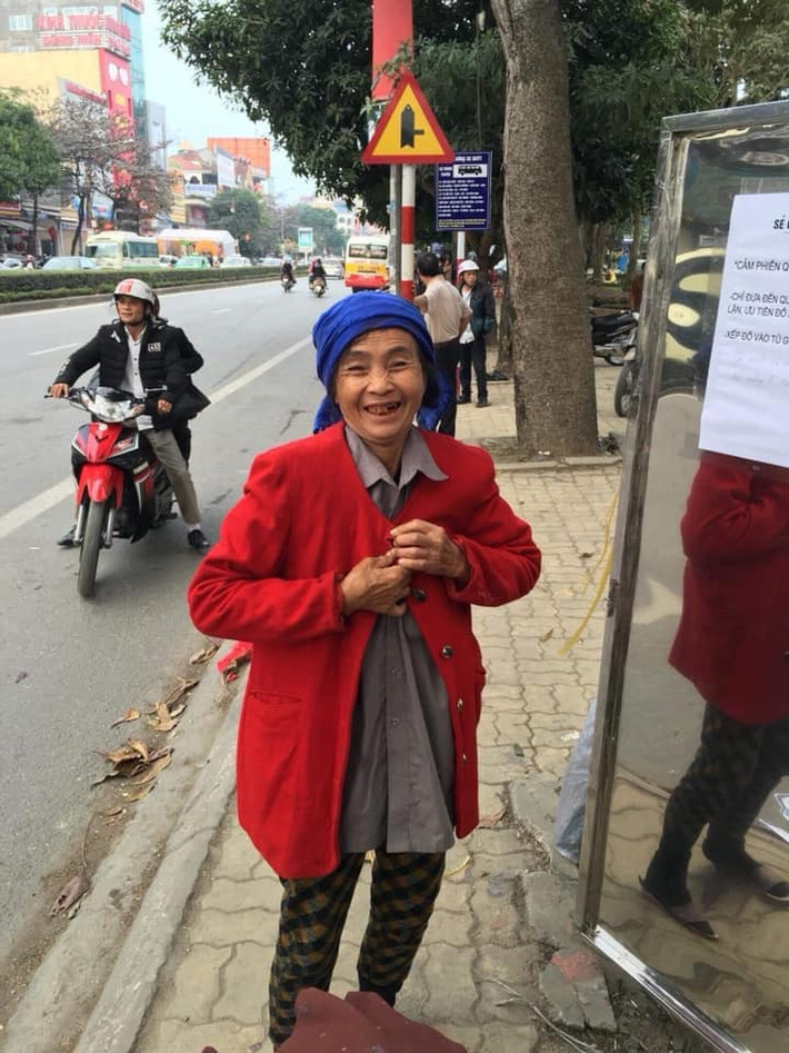 Trong tủ quần áo từ thiện này không phải là những đồ bỏ đi. Mà đa phần đó là những chiếc quần, áo mà những người cho rằng chúng không còn phù hợp với mình nữa hay ít khi dùng tới mang đến ủng hộ.
