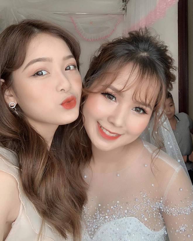 Từ khi từ khóa "vũ trụ hot girl" ra đời, cư dân mạng phát hiện ra một điều thú vị là gái xinh chơi có hội. Ví như một nhóm gồm ba bốn cô bạn cùng sở hữu vẻ ngoài tương tự nhau, nói về xinh đẹp và cá tính thì không đối thủ nào sánh lại.