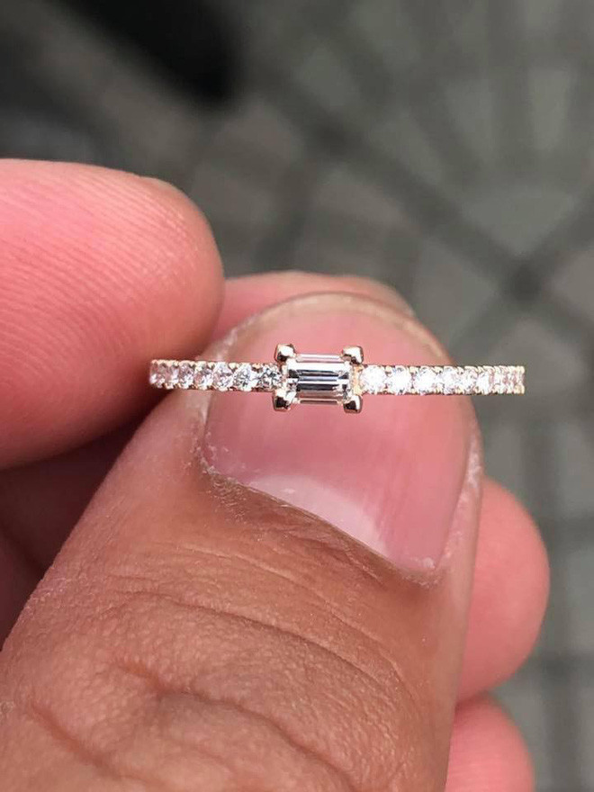 Theo đó, khi được bạn trai gửi cho hình chụp chiếc nhẫn của hãng Cartier, cô nàng đã vội hỏi giá ngay: "Đẹp quá, bao nhiêu vậy anh?". Về phía chàng trai, do muốn thử lòng bạn gái nên anh đáp lời: "Có 500 nghìn à em, kỷ niệm một tháng quen nhau".