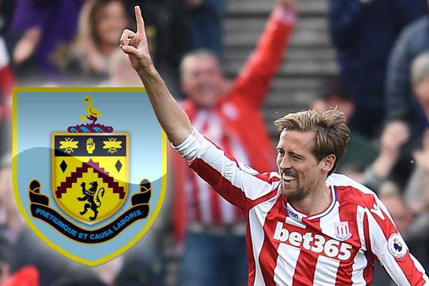 Peter Crouch đã bất ngờ ký hợp đồng với Burnley theo một giao kèo sẽ kết thúc vào cuối mùa giải.