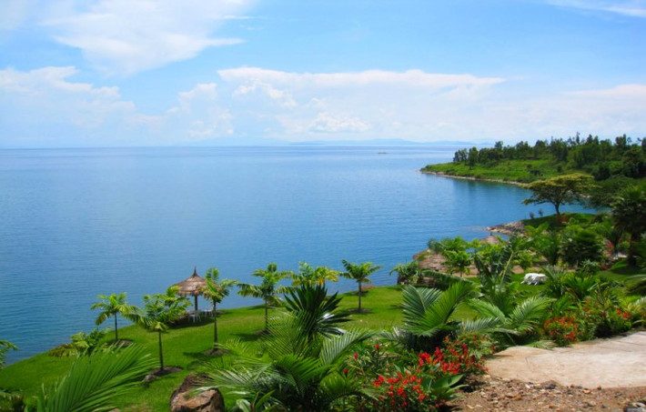 Hồ Kivu: Một trong những hồ lớn của châu Phi, Kivu trải dài qua biên giới của Cộng hòa Dân chủ Congo và Rwanda. Hồ nổi tiếng với vụ nổ limnic, gây ra sự phun trào đột ngột của carbon dioxide và methane, dẫn đến việc giết chết vô số sinh vật trong và xung quanh hồ.