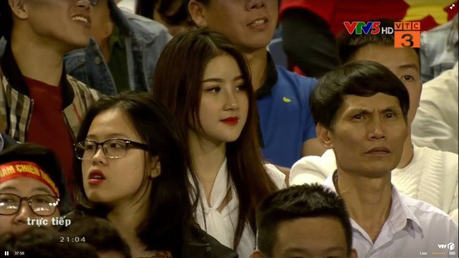 Trận đấu giữa U23 Việt Nam và U23 Thái Lan tối qua thực sự khiến người hâm mộ vỡ òa với chiến thắng ấn tượng. Không chỉ bị mê hoặc bởi vũ điệu của các cầu thủ ở dưới sân, nhiều NHM còn cảm thấy "phấn khích" với các bóng hồng trên khán đài.