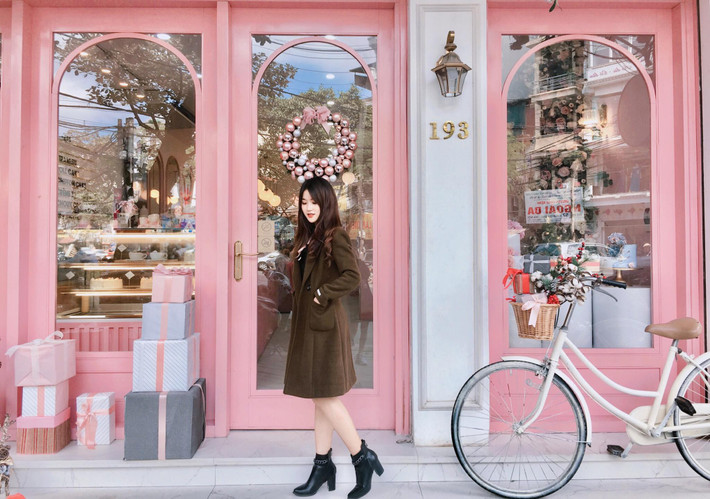 Dư âm niềm vui chiến thắng của tuyển Việt Nam vẫn còn vẹn nguyên, cùng với đó là sự quan tâm bất ngờ mà mọi người dành cho khiến Quỳnh Hương khá phấn chấn.
