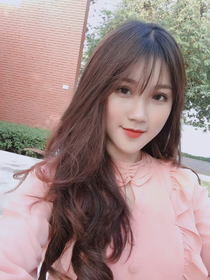 Bỗng dưng được chú ý, Quỳnh Hương cũng lâm vào tình huống éo le khi nhận một số bình luận tiêu cực, tỏ ý nghi ngờ về nhan sắc thật của mình.