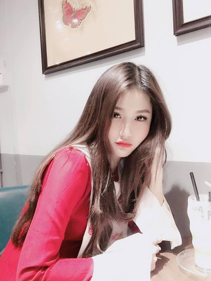 Dù chỉ lướt qua trong giây lát, nhưng danh tính cô gái xinh đẹp lọt vào ống kính của đài truyền hình nhanh chóng được dân mạng truy tìm. Với vận tốc ánh sáng, thông tin cơ bản về nữ CĐV đội tuyển U23 Việt Nam xuất hiện trên khán đài.