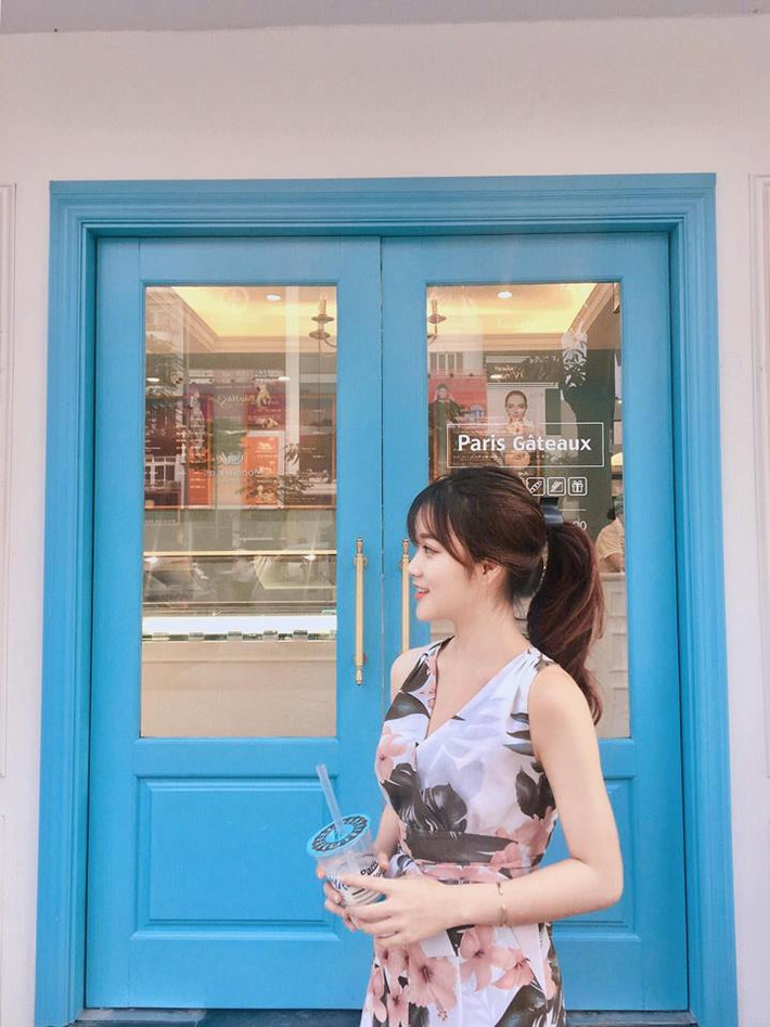 Chưa hết, sự nghi vấn còn được dân mạng đặt về phía Quỳnh Hương rằng, cô nàng nữ sinh xinh đẹp thường xuyên check-in "một mình" tại các địa điểm du lịch trong và ngoài nước, ít khi thấy cô đi học hay đi làm.