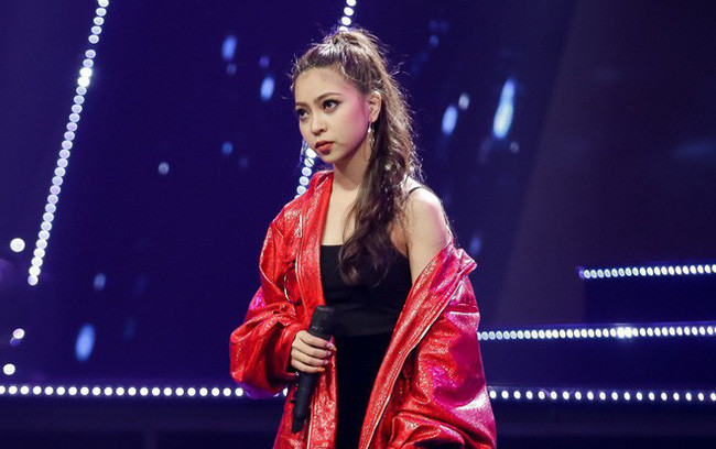 Bạn gái Quang Hải từng tham gia cuộc thi The Debut. Các tiết mục mà Nhật Lê mang đi thi đều vấp phải nhiều tranh cãi của các giám khảo.