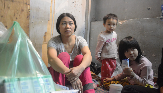 Chia sẻ với báo chí, chị Thanh, mẹ bé Hoàng Anh cho biết: "Nhà nghèo không có quần áo, phải đi xin hoặc người ta đến cho, nhìn trên ảnh thấy đẹp vậy thôi chứ nó mặc đồ cũ hết".