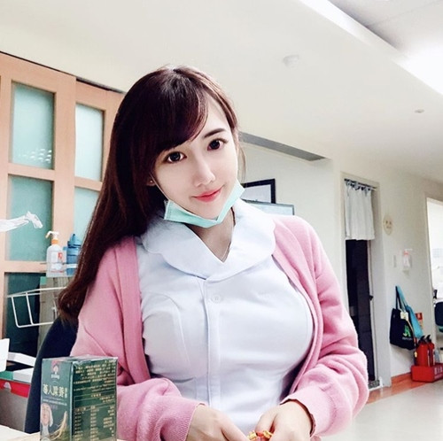 Nhắc đến các nữ y tá, người ta thường liên tưởng tới những cô nàng với bộ đồng phục một màu, luôn đeo khẩu trang kín như bưng, tính tình cứng nhắc và thiếu vắng sự nữ tính.