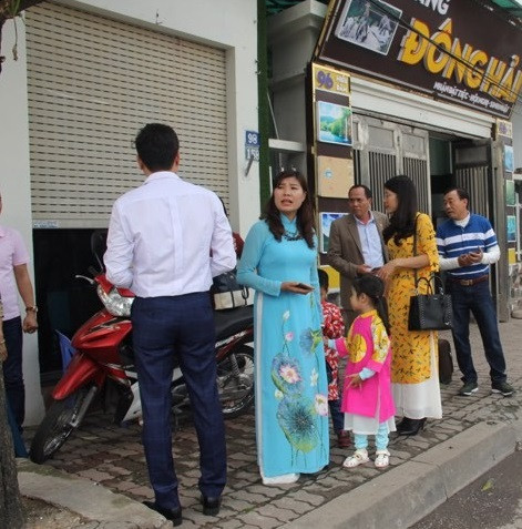 Cụ thể, đoạn đường Miếu Đầm bị cấm để phục vụ thượng đỉnh Mỹ-Triều khiến xe rước dâu nhà chú rể đành phải chôn chân ngoài đại lộ. Nhà cô dâu cử người ra đường ngóng để xem tình hình.
