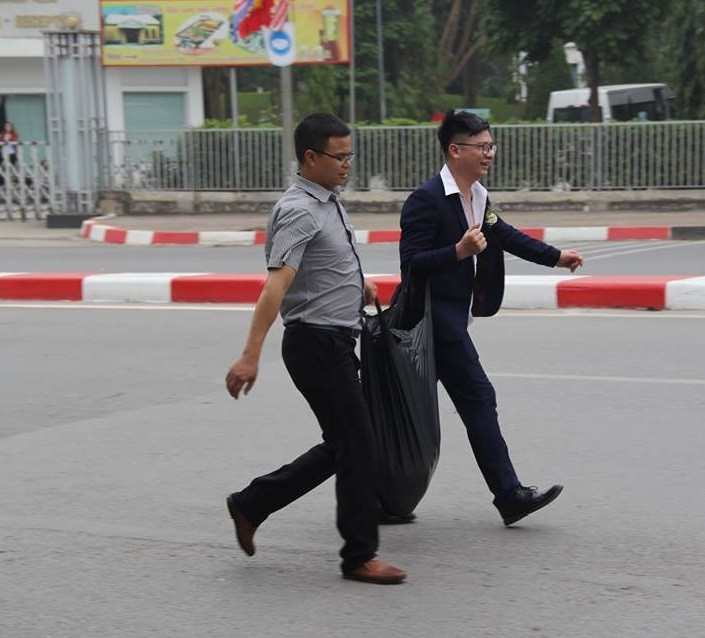 Trong khi đó, chú rể mặc vest đã phải phanh ngực để xách đồ đạc lỉnh kỉnh chạy vội cho kịp giờ tổ chức.